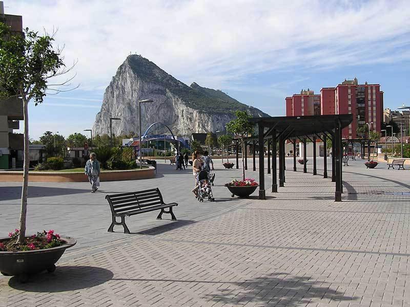 Practico Apartamento A 5 Min Andando De Gibraltar Y El Centro, Frente Al Mar Ла-Линеа-де-ла-Консепсьон Экстерьер фото