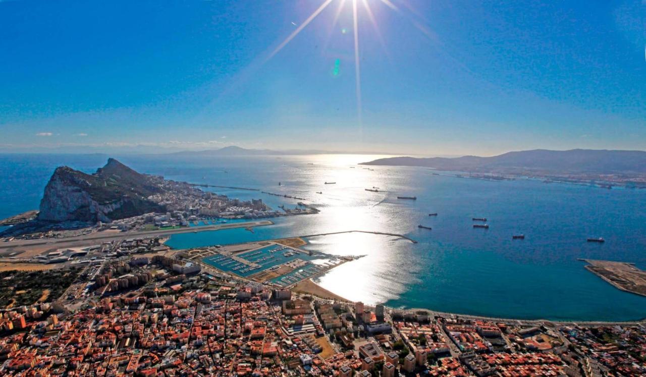 Practico Apartamento A 5 Min Andando De Gibraltar Y El Centro, Frente Al Mar Ла-Линеа-де-ла-Консепсьон Экстерьер фото